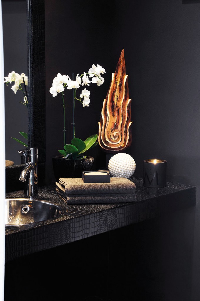 Salle de bain noire très chic