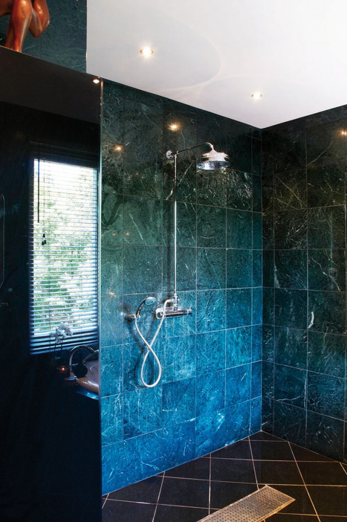 Salle de bain noire très chic