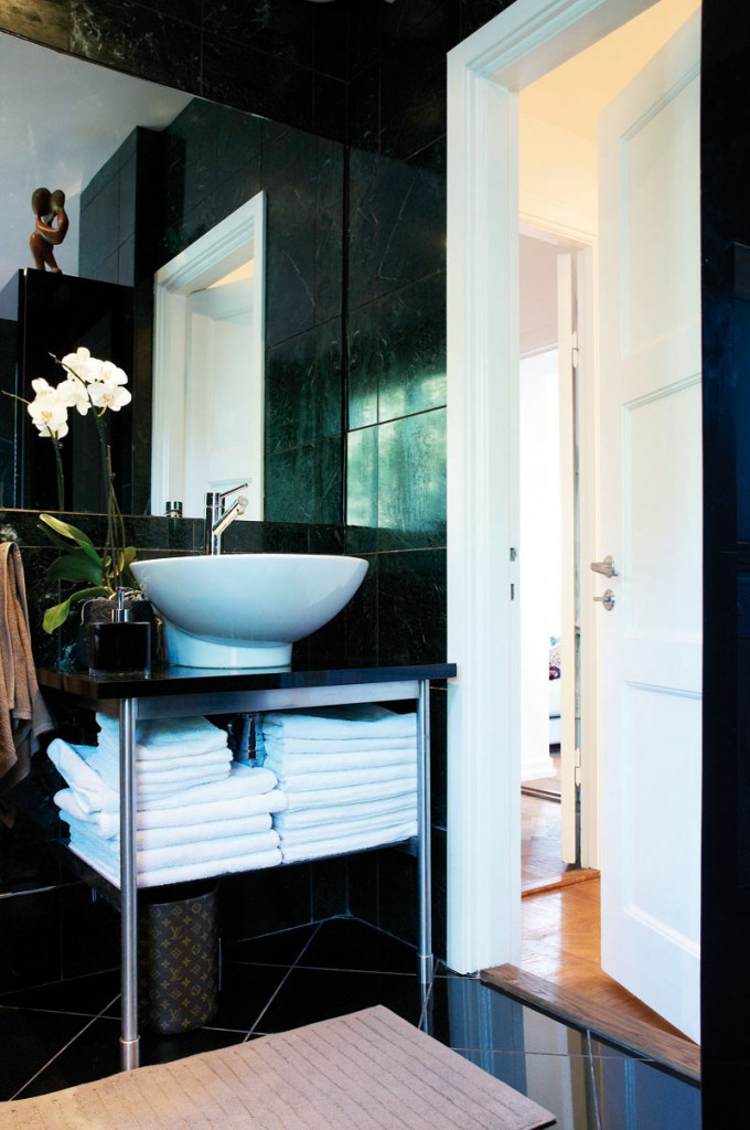 Salle de bain noire très chic