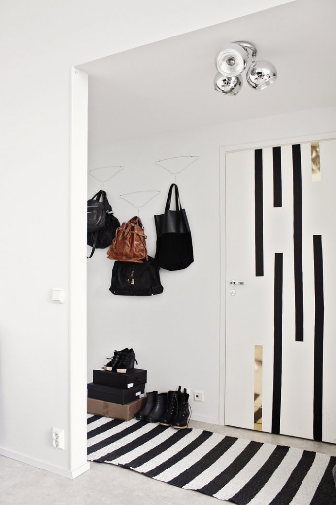 Un intérieur noir et blanc - l'entrée
