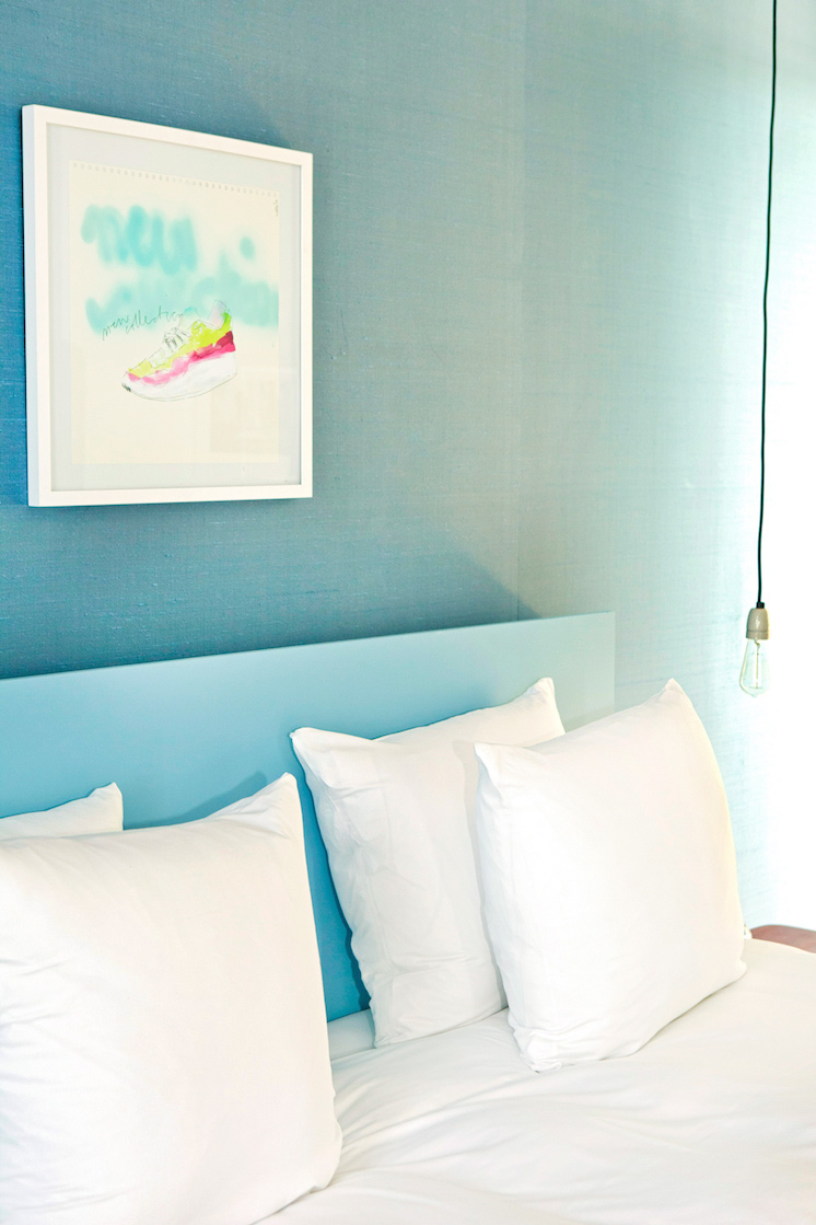 Réveiller une ambiance minimaliste par une touche de couleur ...