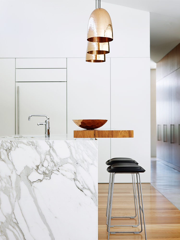 Tendance : du doré dans la cuisine frenchy fancy Suspension design cuisine