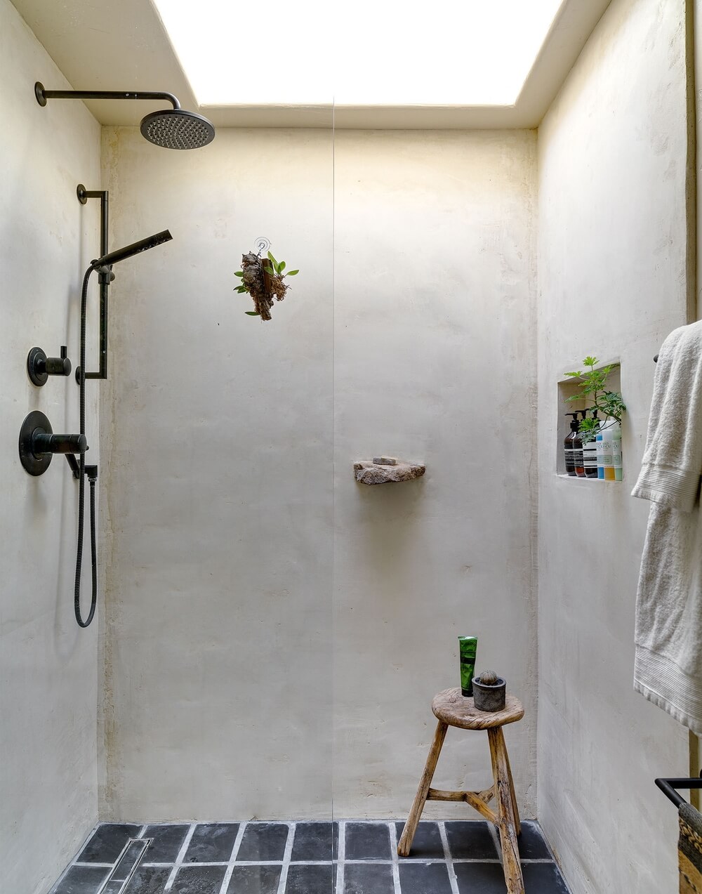 Salle de bain travertin moderne avec haute définition ...