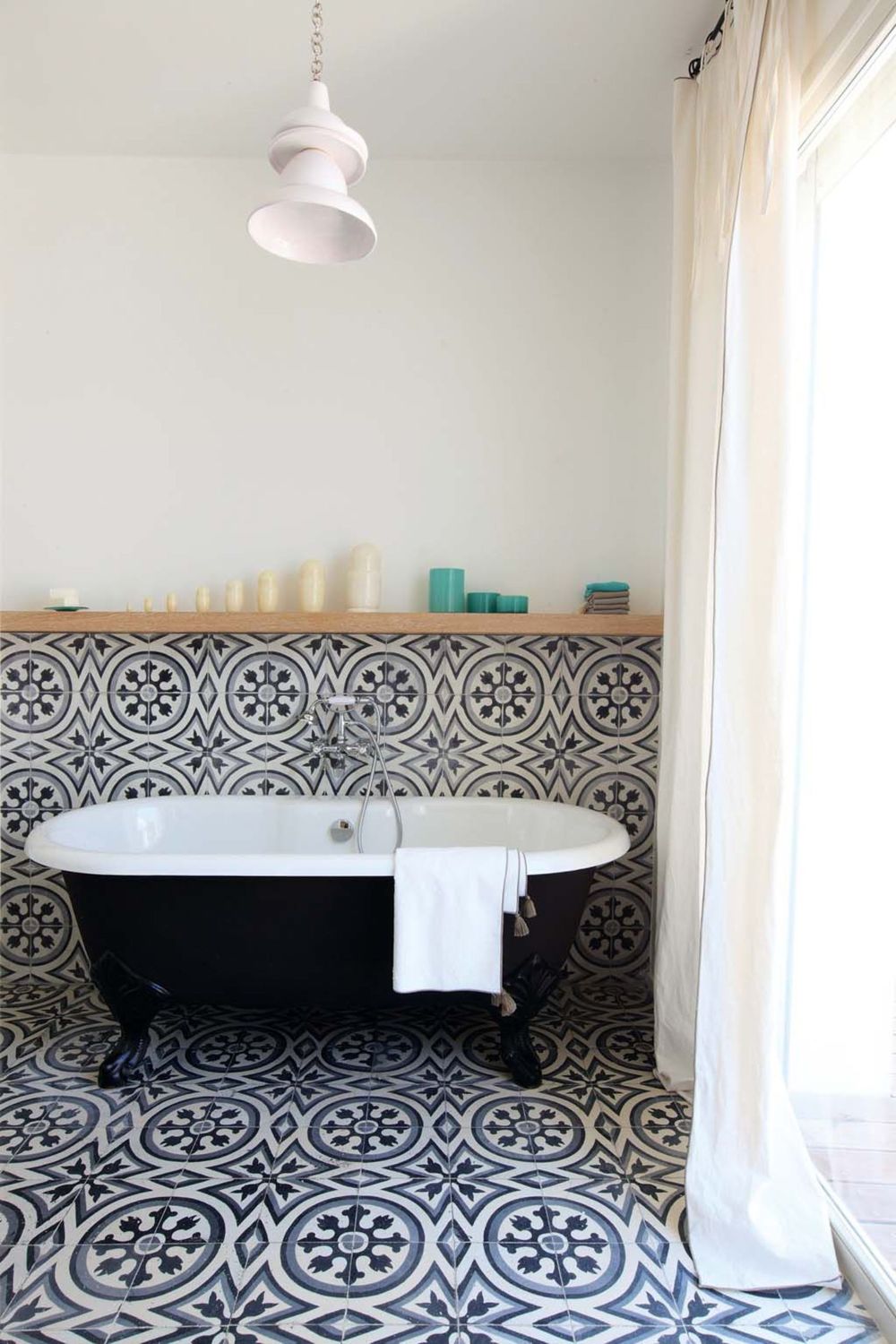 Une salle de bain en carreaux de ciment frenchy fancy