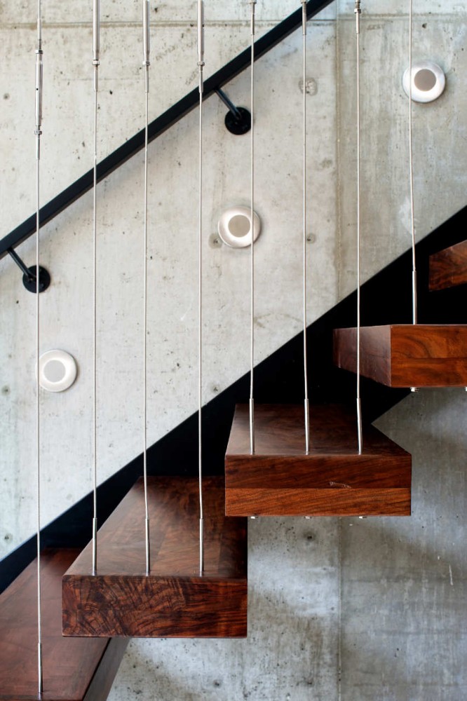Mélange de matériaux pour cet escalier contemporain