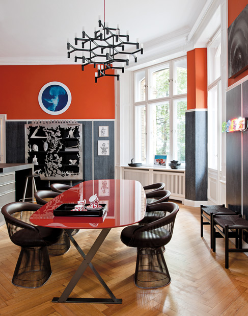 La salle à manger, mélange de styles classique et contemporain avec des chaises Warren Platner