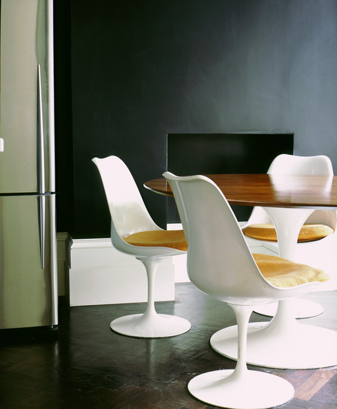 Chaises et table Tulipe signées Eero Saarinen.