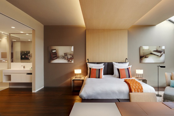 Une chambre aux teintes boisées et couleurs neutres