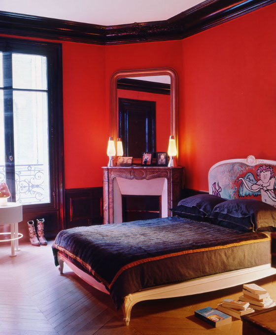La chambre, en rouge et noir
