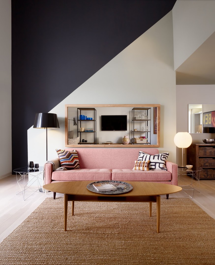  Canapé rose dans un séjour en noir bois et blanc