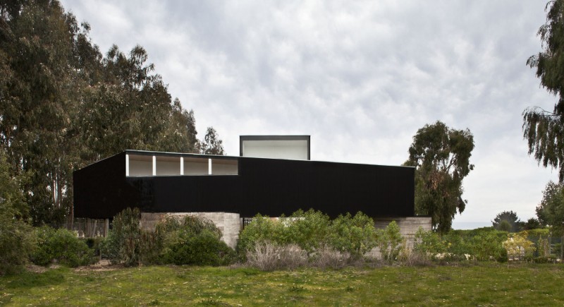Une maison contemporaine en bois noir et béton brut