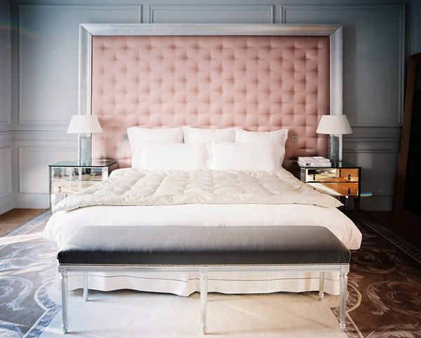 Tête de lit en capitonnage rose et mobilier miroir