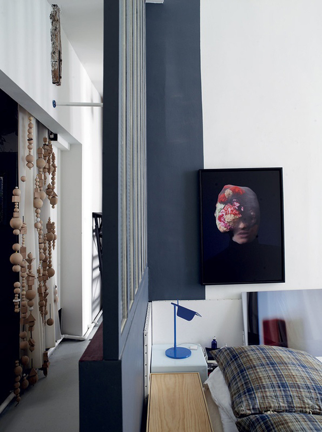 Chambre mur bleu et verrière style atelier d'artiste