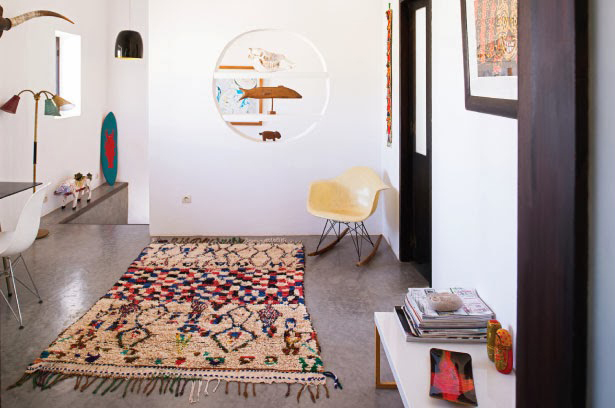 Tapis marocain coloré et chaise Eames