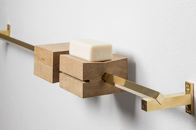 Accessoire de salle de bain design en laiton et chêne massif by Studio Groupwork 