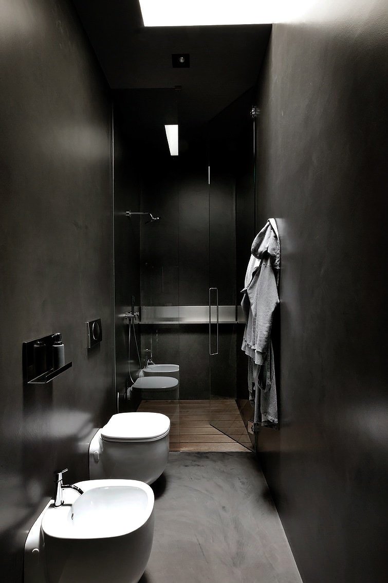 Salle de bain noire contemporaine 