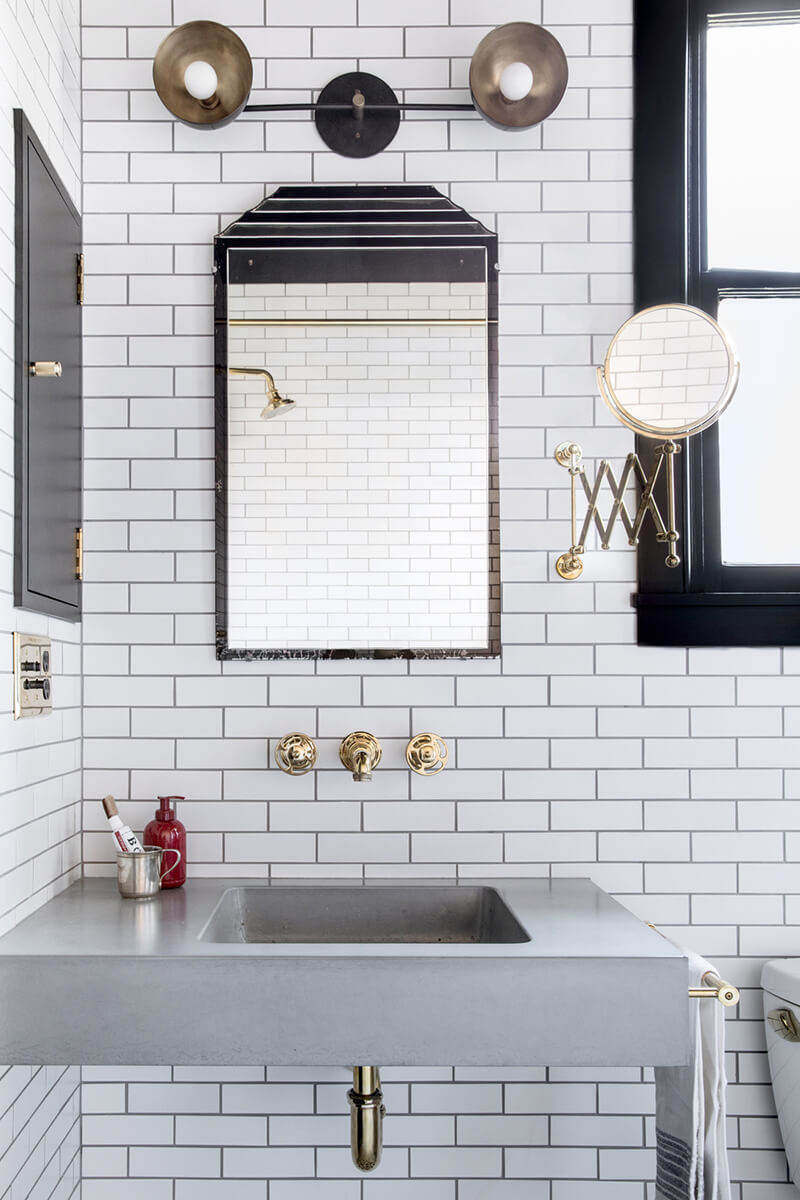 Une salle de bain graphique en noir, blanc et or - FrenchyFancy