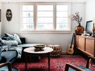 Appartement avec moulures, style vintage et tapis ethnique
