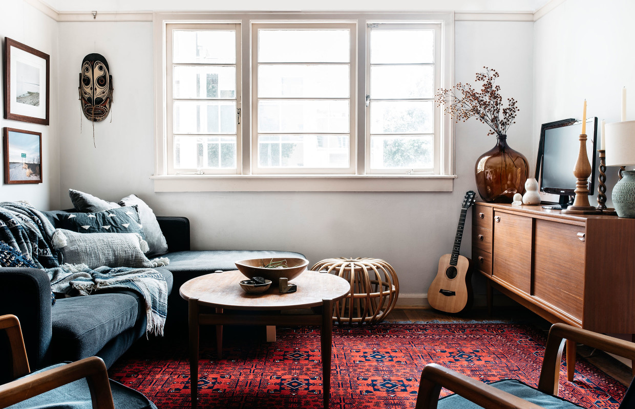 Appartement avec moulures, style vintage et tapis ethnique