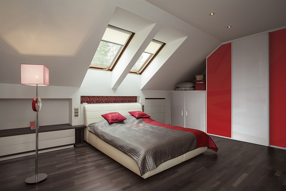 kazed-rangement-sous-combles-verres-laques-rouge-et-blanc-pur-astuce-rangement-portes-placard-integre-appartement-petit-espace