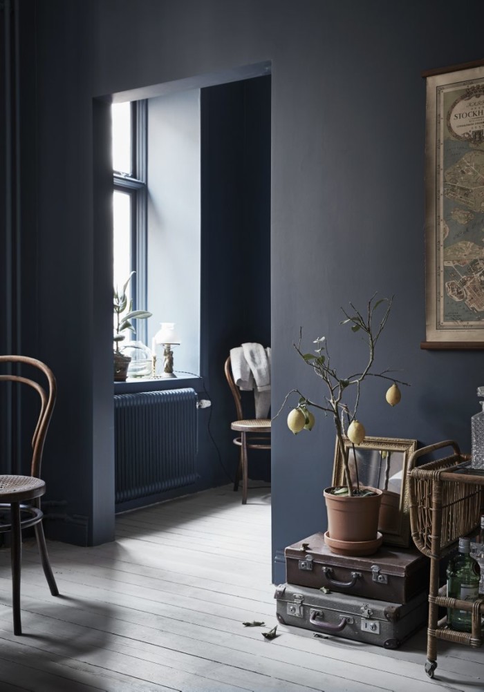 Aménager un studio avec des murs peints en bleu 