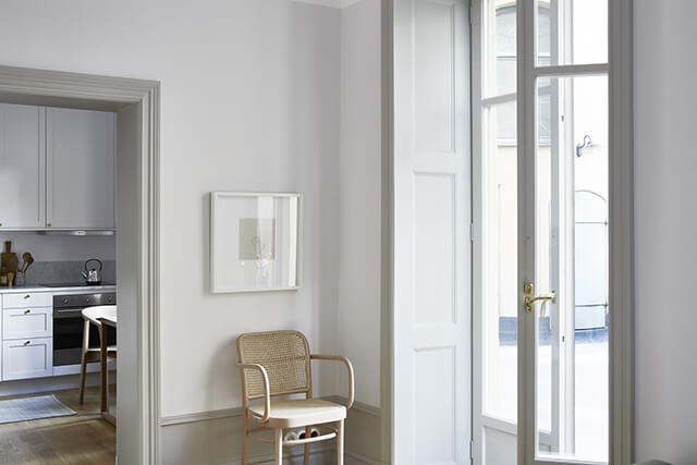 Un petit appartement décoré avec des camaïeux de blanc chaud 