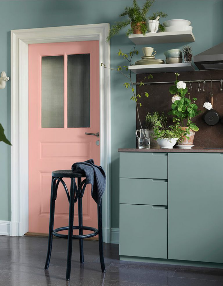 Tendance des intérieurs audacieux en rose et vert