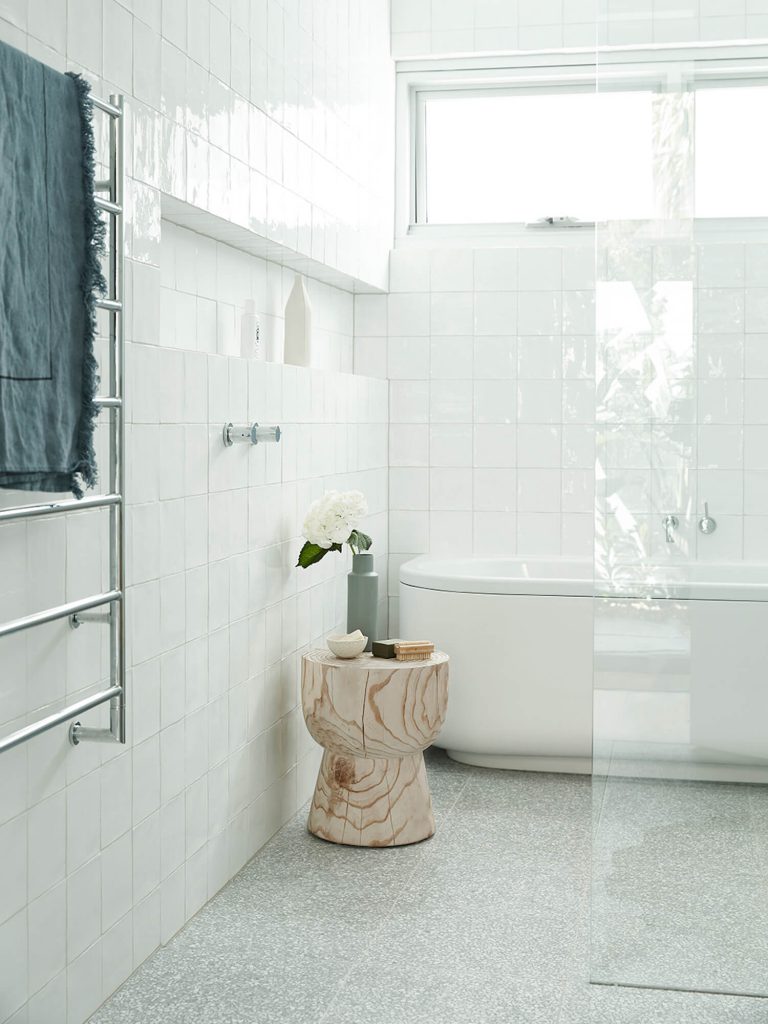 Une salle de bain en zelliges blanc