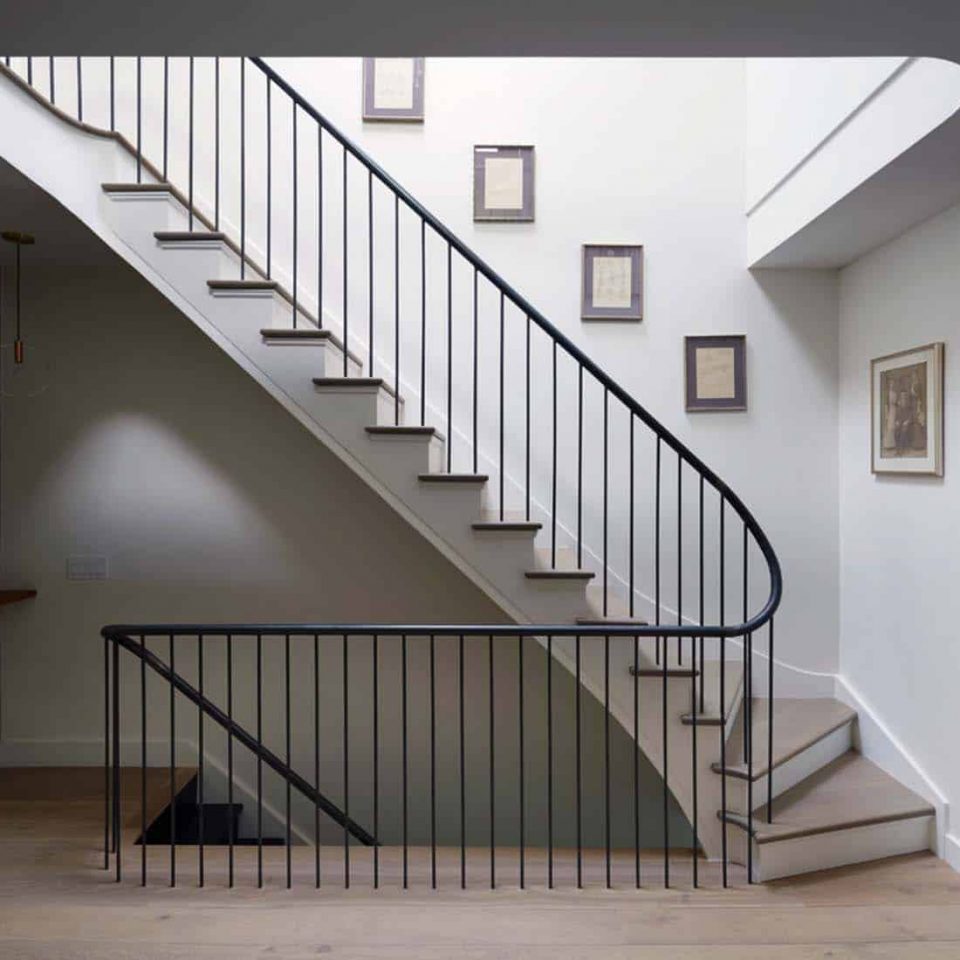Relooker un escalier : faut-il le peindre en blanc ou en noir - FrenchyFancy