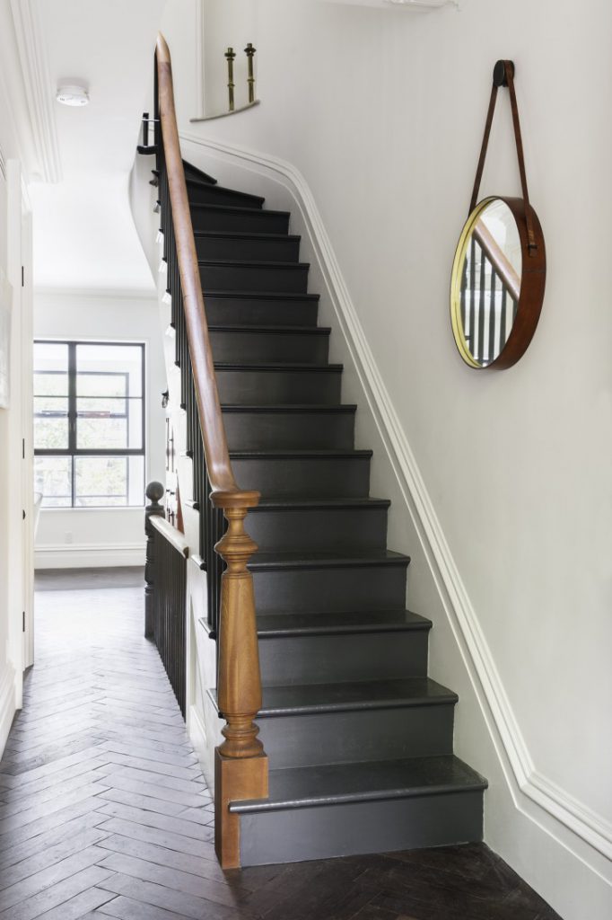 Escalier noir et bois