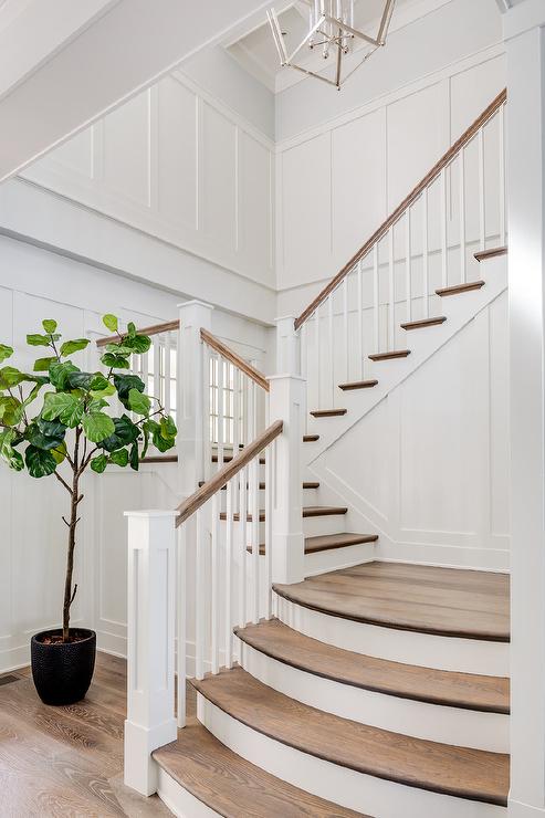 Escalier blanc et bois