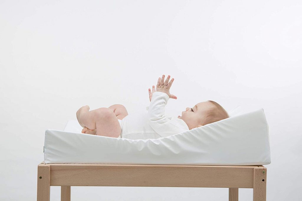 Mes indispensables pour un deuxième bébé : Un matelas à langer incliné