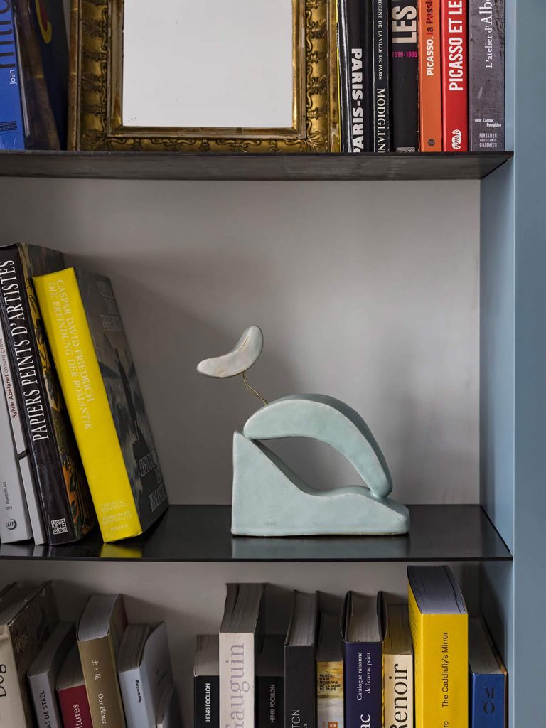 Décoration de la bibliothèque d'une maison parisienne