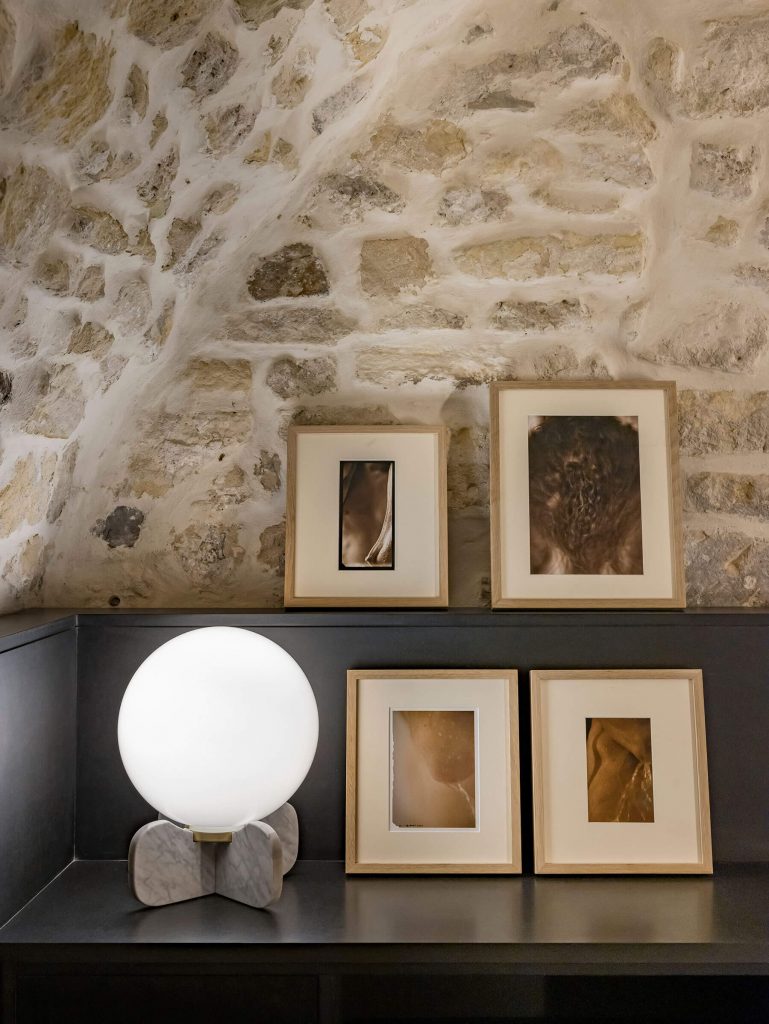 Mur en pierres naturelles dans une maison parisienne