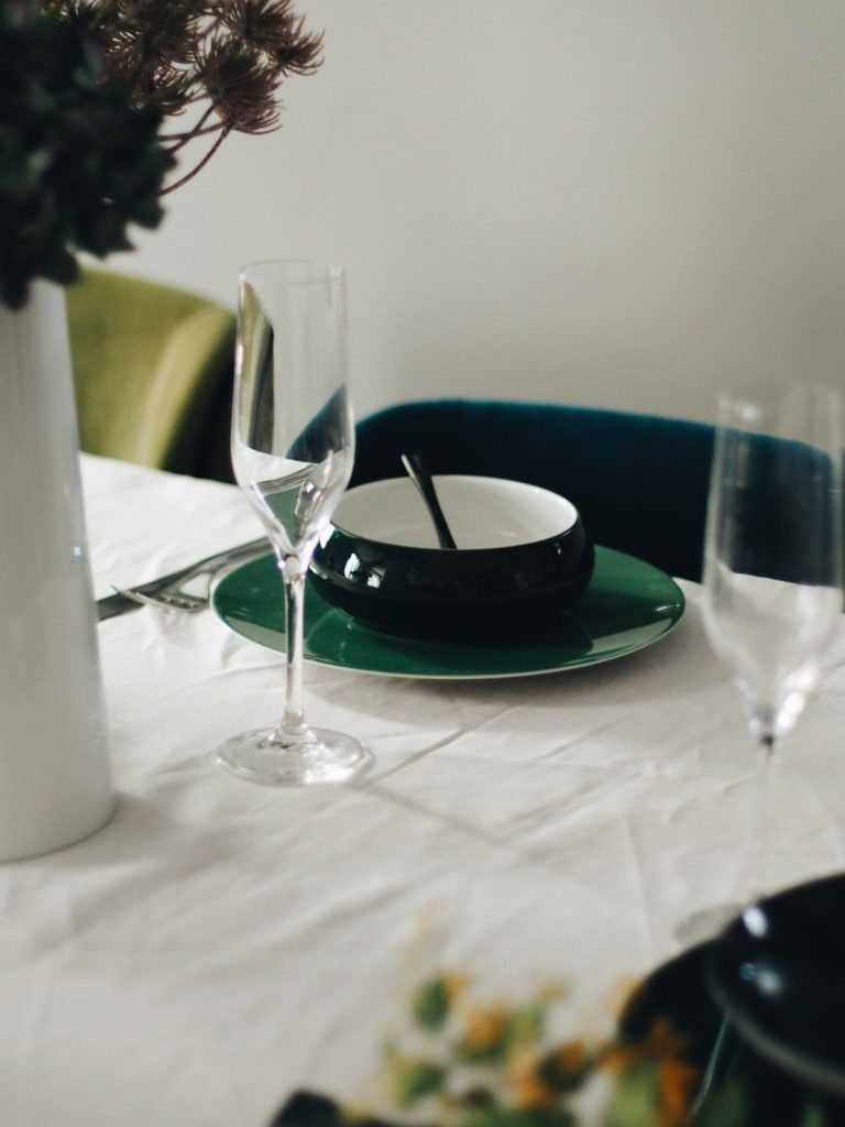 Décoration d'une table de Noël minimaliste