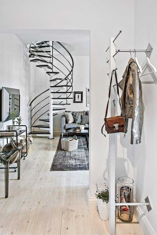Escalier dans un intérieur scandinave