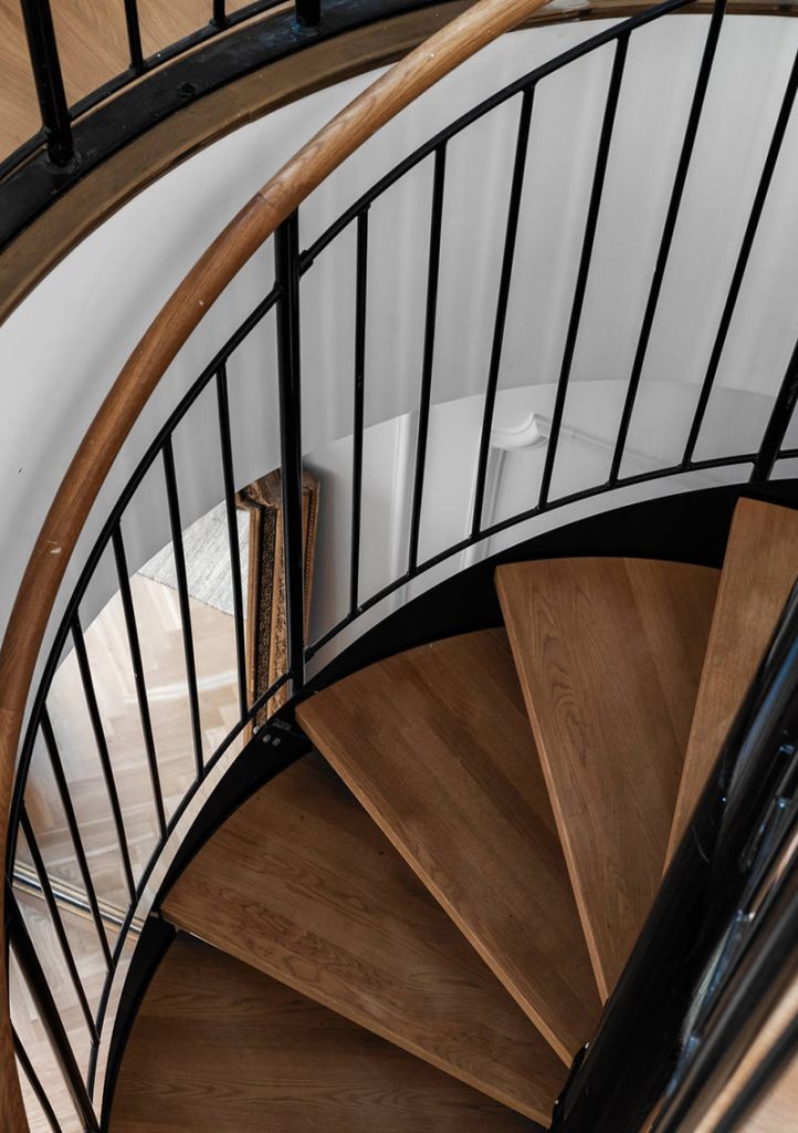 Escalier en colimaçon en bois et métal