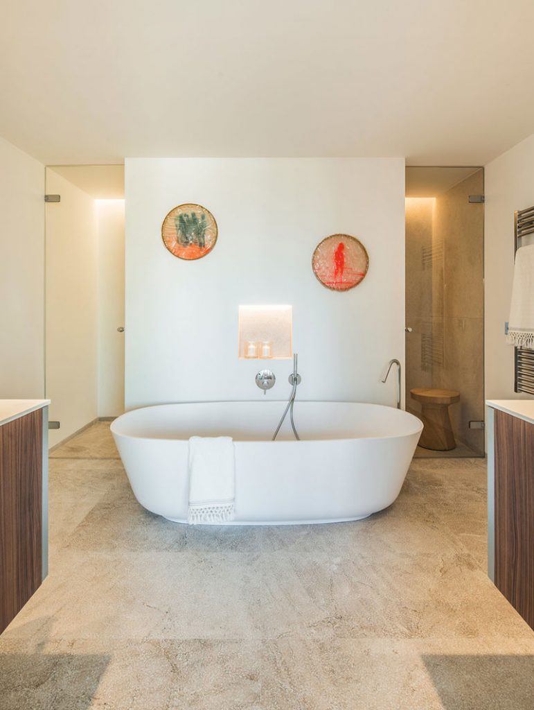 Aménagement de la salle de bain : mettez votre baignoire au centre de la pièce