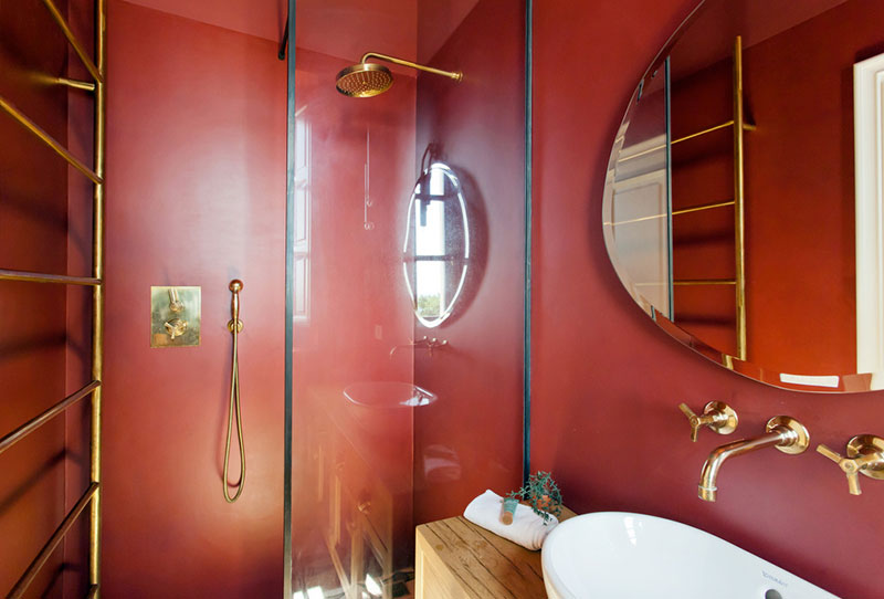 Une salle de bain rouge et or