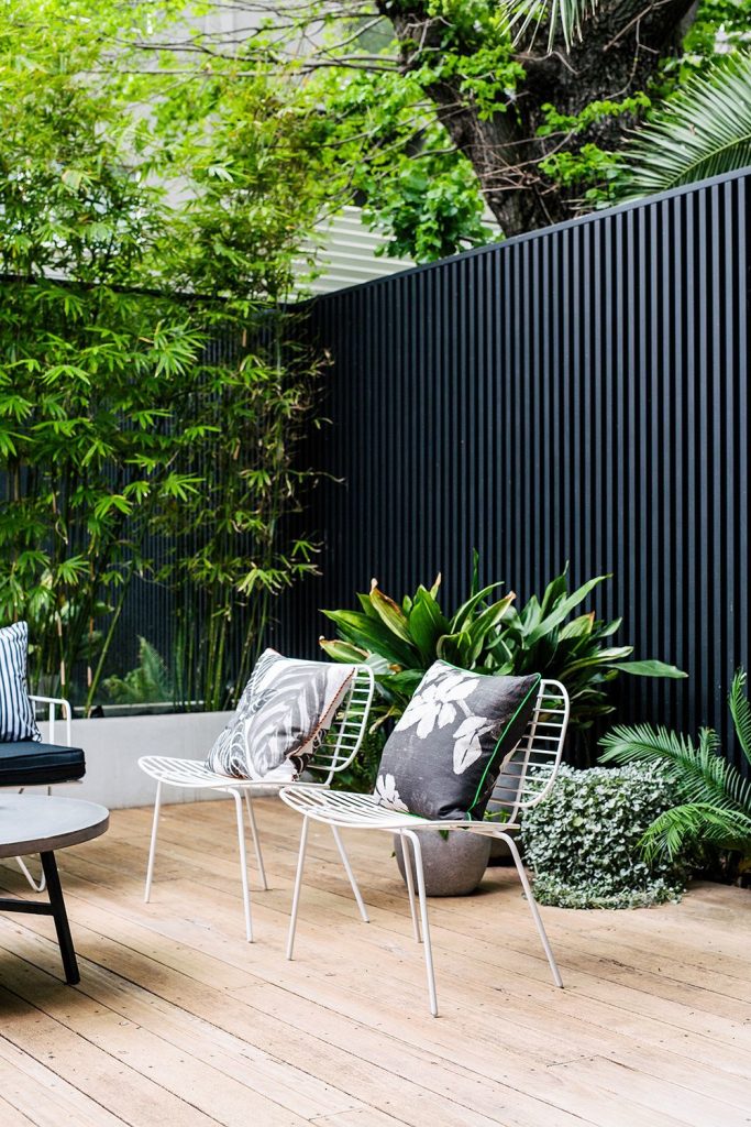 Bardage noir terrasse avec sol bois clair