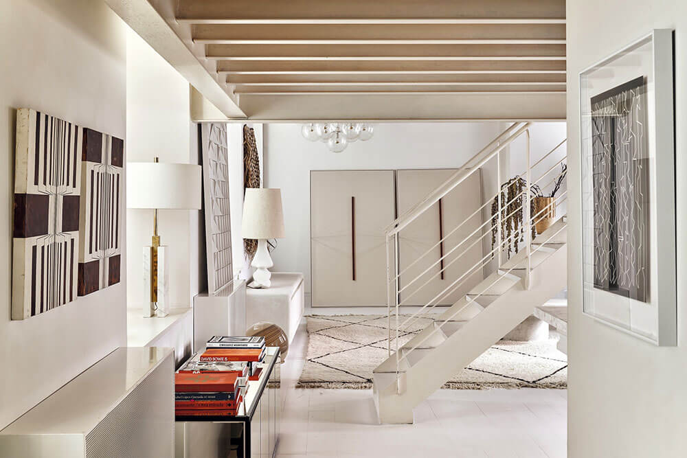 Loft avec escalier blanc en métal