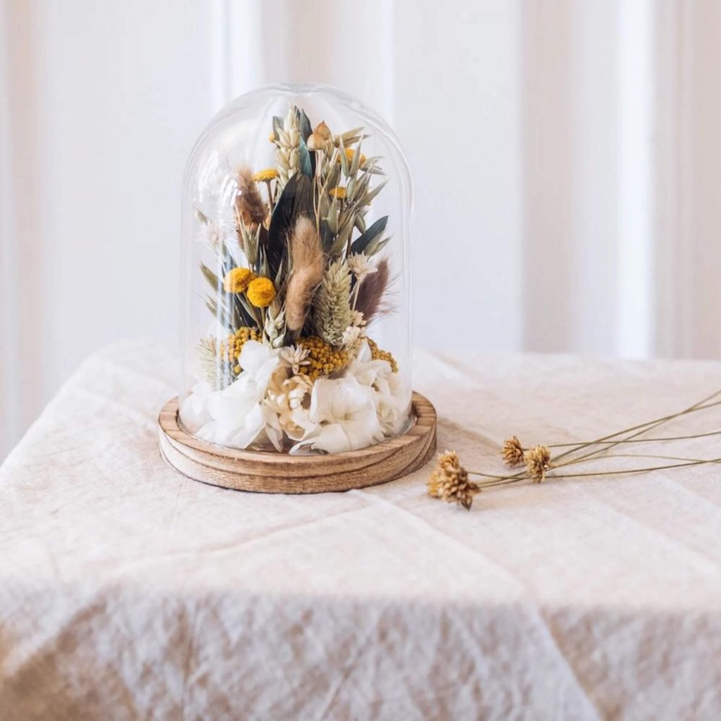 Bouquet de fleurs séchées sous un globe en verre