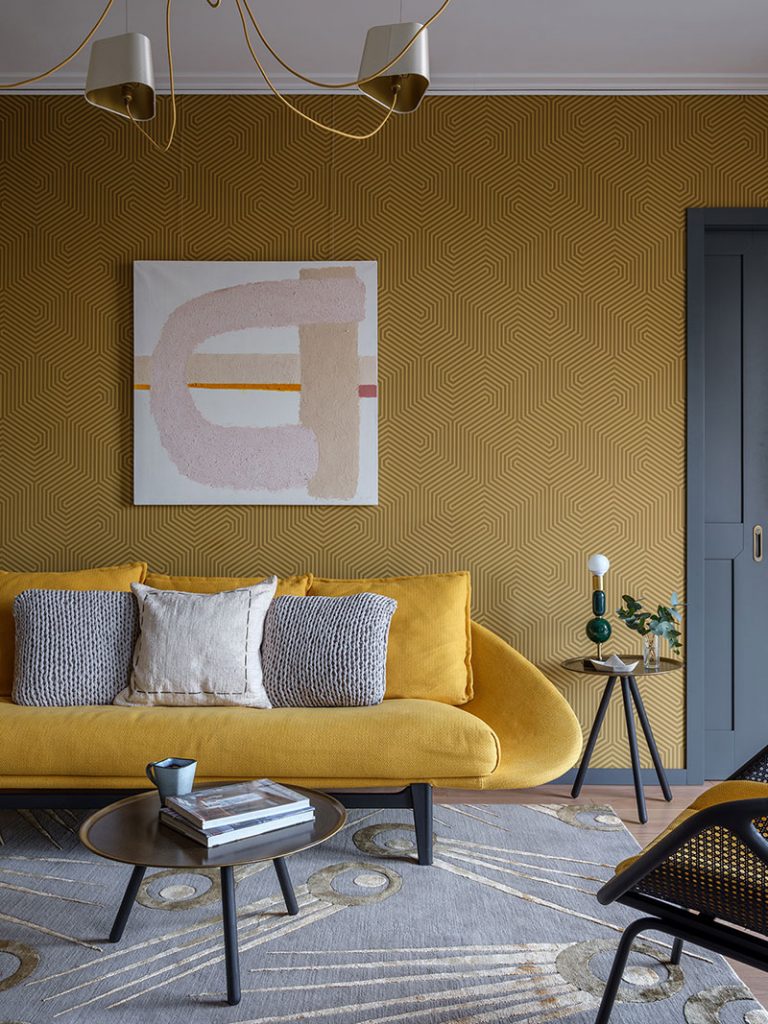 Papier peint jaune moutarde salon