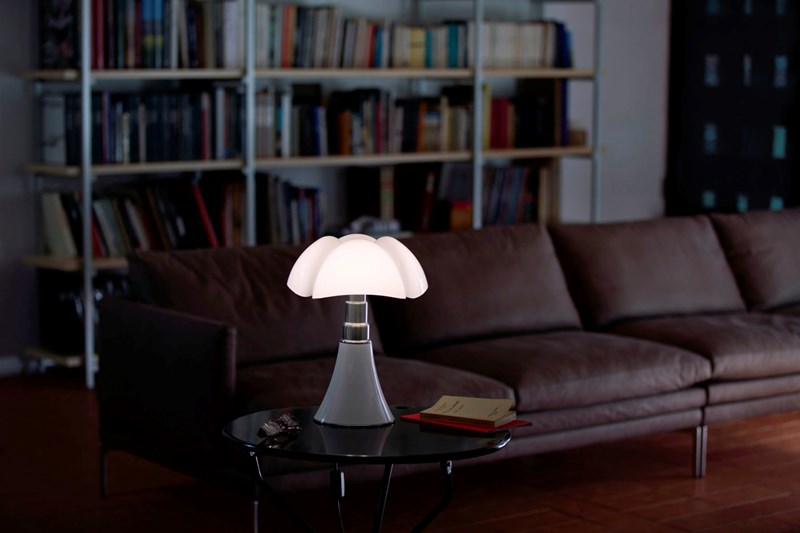 Lampe Pipistrello posée sur une table basse