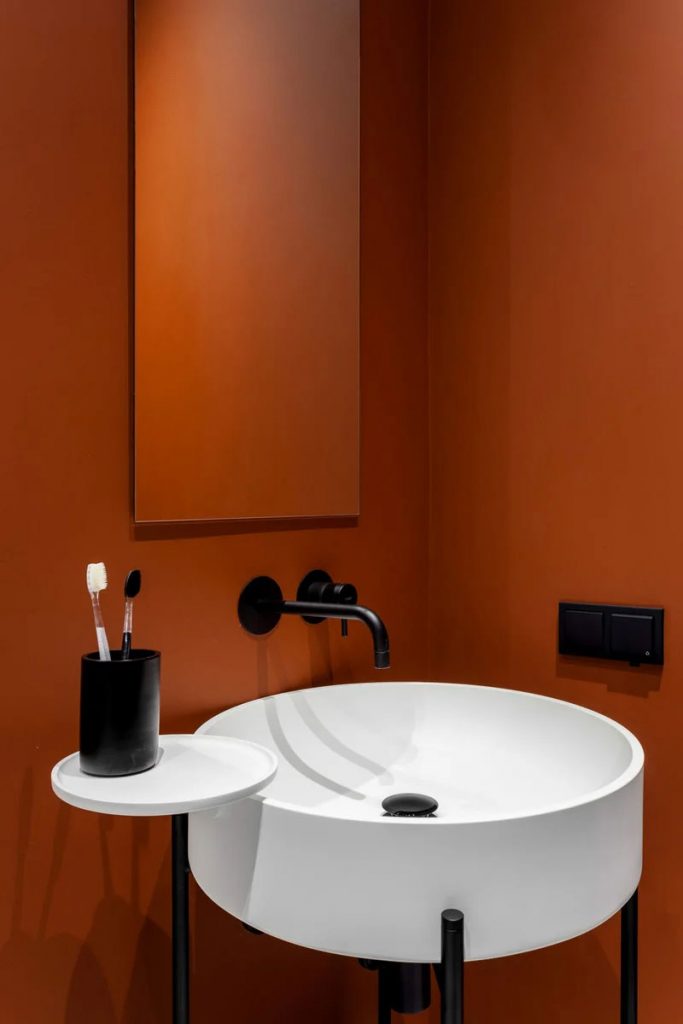 Une salle de bains Terracotta