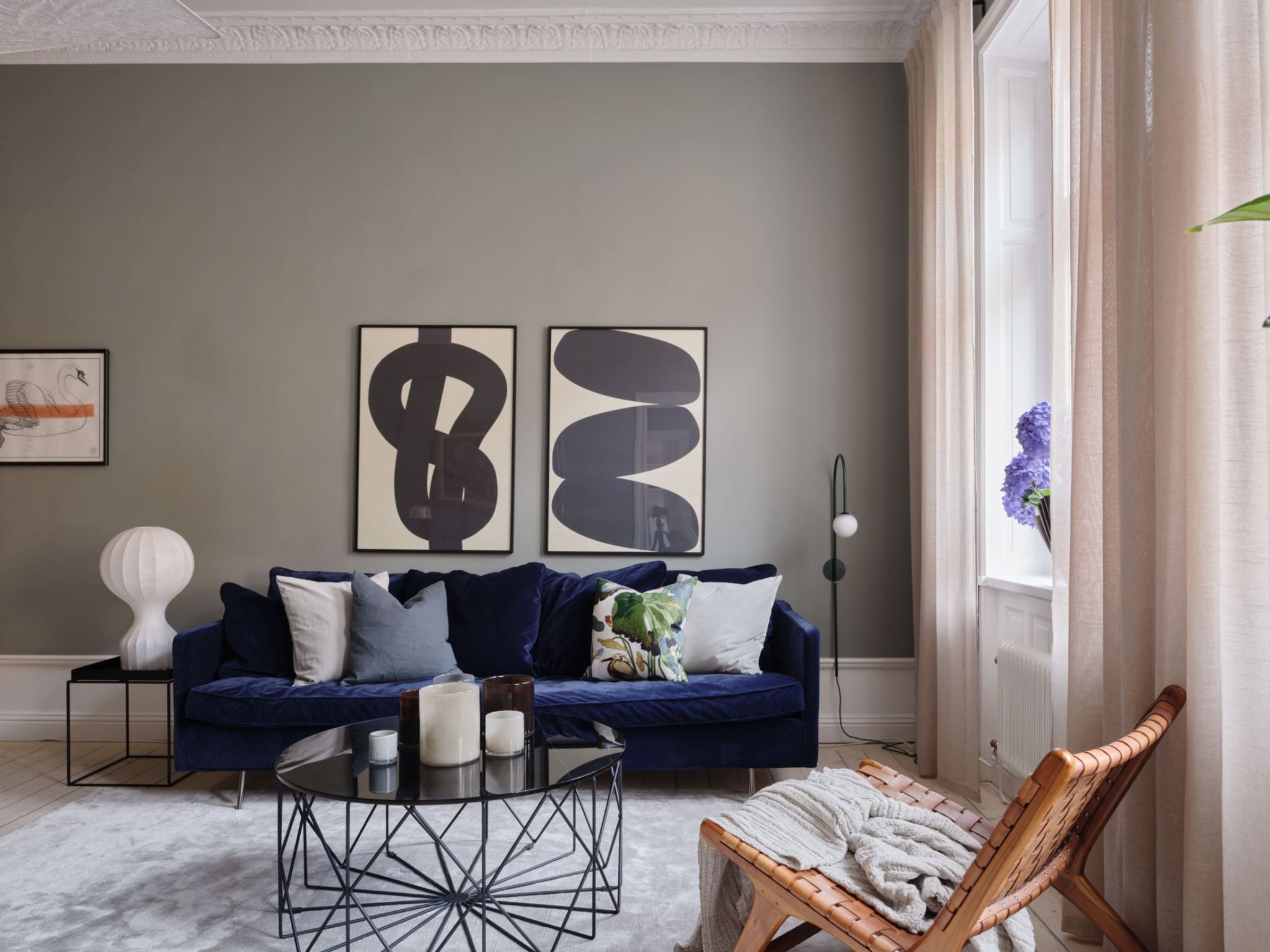 Comment décorer son salon avec un canapé bleu