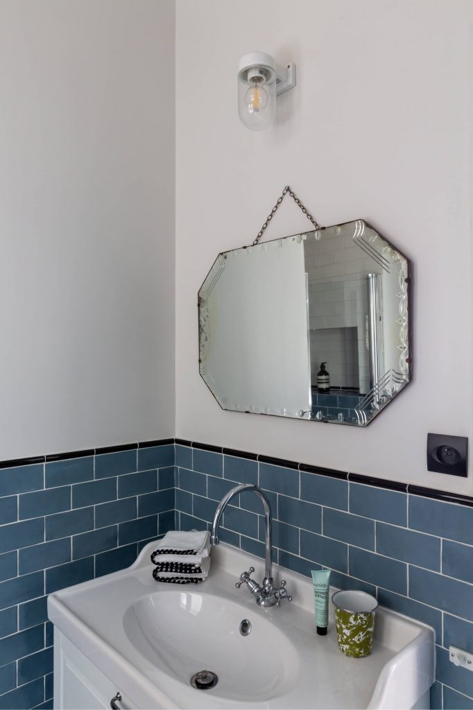 décoration appartement parisien salle de bain bleue