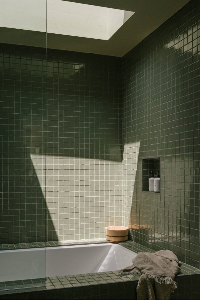 Carrelage mural vert salle de bains
