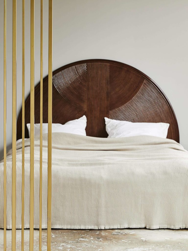 tête de lit en bois sculpté