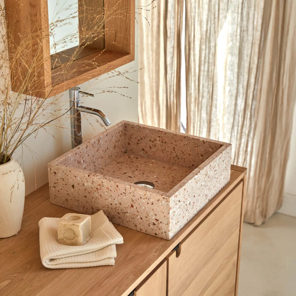 salle de bains avec vasque en terrazzo rose